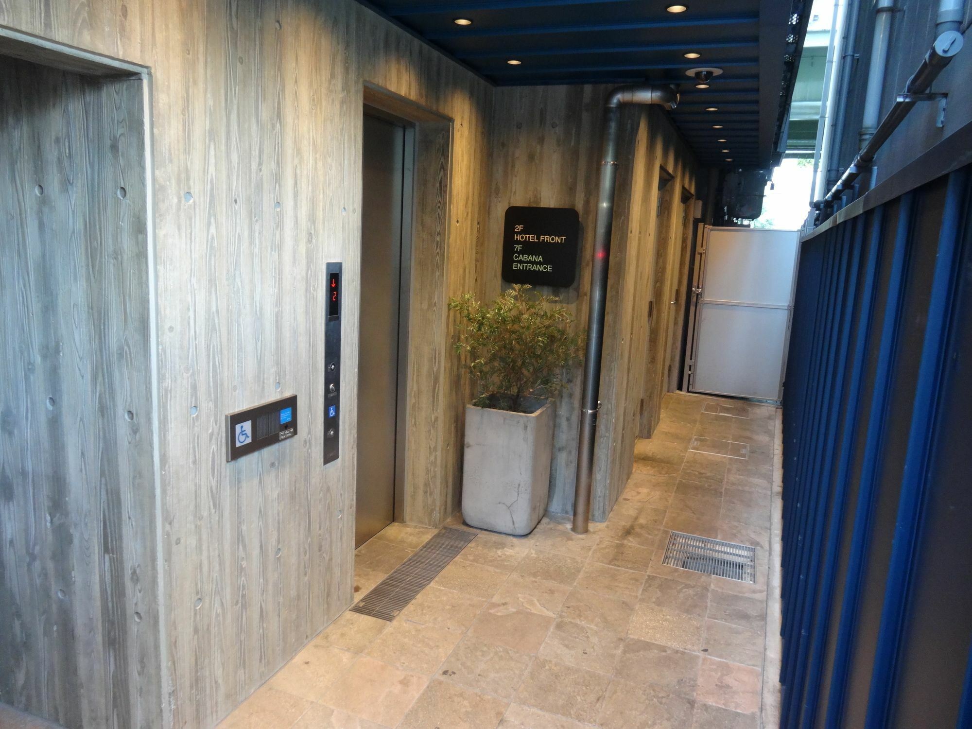 The Wall Hotel Osaka Esterno foto